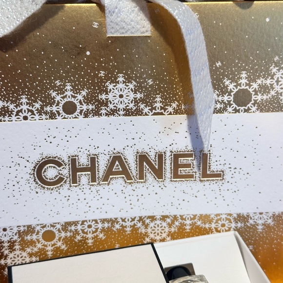 Chanel Les exclusifs Comete & Gardenia Gift bundle with shopping bag - Picture 7 of 7